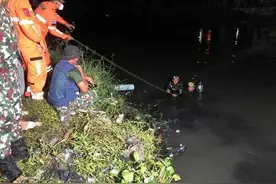 柬埔寨男童掉进臭水沟溺亡，911救援队找到尸体图片