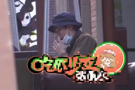 知名男星当街挖鼻孔！又手抓食物太不顾形象，遭网友嘲好邋遢图片
