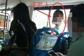 老人丢掉男孩书包"逼让座"，孩子爸爸看到按住孩子：坐好不要动！图片