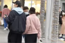 邓超夫妇逛街手牵手，孙俪穿加厚卫衣配情侣长裤，脚上却穿凉拖鞋图片