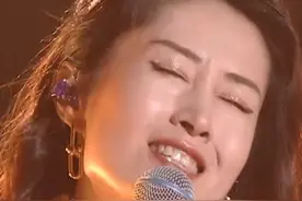 刘敏涛唱歌突然甩掉外套，忘了穿的是短裙，救场举动堪称教科书图片