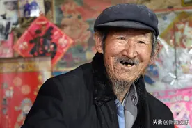 101岁长寿爷爷，家中藏着老橱柜很少打开，儿子也不知道里面是啥图片