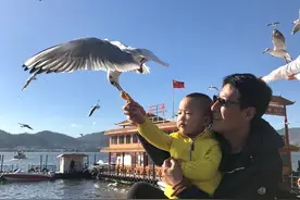 43岁于震，曾推销洋酒，还卖过汽车，和美女前妻离婚后娶辛月图片