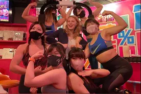 日本“肌肉女子”酒吧生意火爆！这场面谁顶得住？图片
