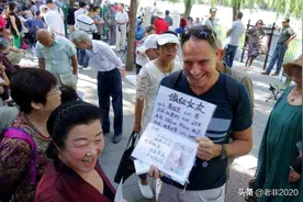 我在旅行时结识的3个老外，一个比一个搞笑图片