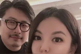 王岳伦深夜KTV壁咚美女，现场曝光气氛暧昧，李湘怎么看？图片
