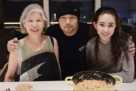 周杰伦昆凌下厨合作为周妈过节 三人合影幸福温馨图片