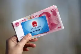 退休后，“工资卡”到底该不该交给儿女？2位70岁老人给了答案图片