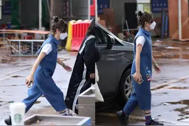 “宝藏女孩”黄雅莉，身穿白T宝蓝连体衣亮相，简约又时髦图片