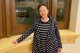 张萌与妈妈罕见同框，还大赞妈妈说：怎么看也不像快七十岁的图片