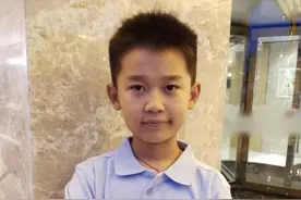 江苏3岁幼童泳池内溺水，11岁少年淡定冷静上演“教科书式救援”！网友：孩子好棒！长得太帅了图片