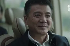 赵立根是保护伞吗？看懂他在车上2个表情变化，你就明白图片
