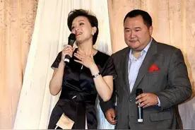 原来杨澜身材这么好！穿拼色收腰短裙配丝袜，成熟女人味挡不住图片