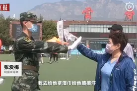 站岗武警拒母亲擦汗回敬军礼图片
