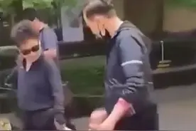 宋丹丹带孙子游玩超开心，全程牵着孙子手教学走路爱意满满图片