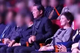邓婕张国立同框，偷瞄对方爱意满满藏不住，结婚30年恩爱胜新婚图片