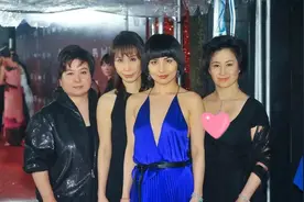 何超琼气质无敌！四姐妹同台穿深V身材超火辣，站外侧照样抢风头图片