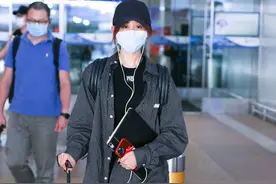 海陆现身机场录制《乘风破浪》，女团造型很清爽，身材比例真好图片