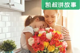 妈妈春节返程，孩子抓着妈妈头发不让走，看完心都碎了图片
