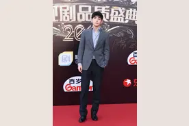 邓伦巧用“上灰下黑”搭配法打造西服休闲风，打破沉闷，帅气有型图片