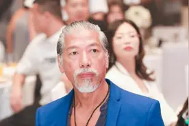 “乌鸦哥”分享聚餐视频，陈小春竟意外出镜，这次不会掀桌子了吧图片