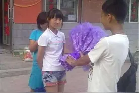 12岁男孩校园告白女生，当众拥抱和亲吻，网友：父母不管教的下场图片