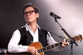 风流的罗大佑，与张艾嘉分手后，耽误李烈12年青春，娶小13岁娇妻图片
