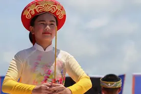 中国有一个特殊的民族，是从越南移民来的，他们的春节有哪些特色图片