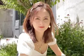 人比花娇！美女体育主播小南绝美身材 泡泡公主裙展现醉人笑容图片