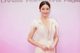 李亚男穿着白纱裙似公主，生了两个孩子还有少女感，真的太甜了图片
