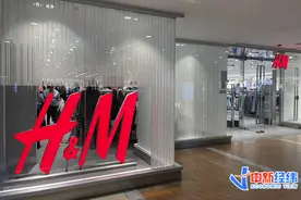 实探风波中的H&M门店！试衣间门口不少顾客排队试衣，店员表示不太清楚图片