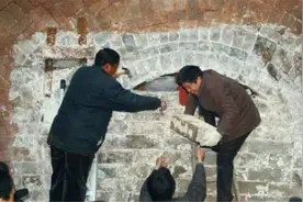 湖北特大发现，挖出1男7女合葬墓，专家：快挖！底下有10箱黄金图片
