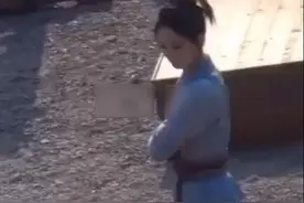赵丽颖复工最新路透照又瘦又美，服装造型太随意被吐槽像乞丐图片