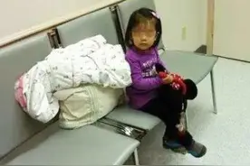 产妇半夜生二胎，产房外只有大女儿一人等候，孩子的话让医生落泪图片