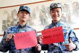 在家父子在军队是上下级，父亲给儿子敬礼：军人有军人的规矩图片