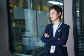 “妈，我的钱凭什么给哥哥买房子”：父母的偏心，亲手毁了亲情图片