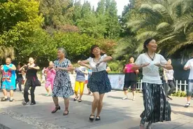 老年人交谊舞的江湖：人心诡异，不是熟人谁愿意陪着你图片