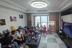 施廷懋父母淡定看女儿夺冠，之前寄重庆火锅底料到东京给她解馋图片