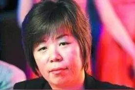 当年哥哥带妹妹去深圳打工，现在妹妹成女首富，送给哥哥百亿现金图片