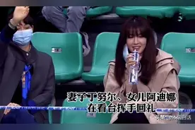 阿的江大校军衔月入万元，22岁女儿在观众席喝水爆红，妻子是演员图片