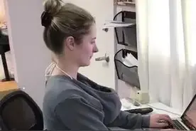 女友胸前鼓鼓的男子好奇走近，看到里面的小可爱后笑了：好幸福图片