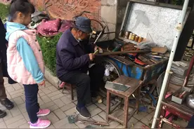 老一辈手艺人最后的坚守：补“洋锅匠”父子的心酸与无奈！图片