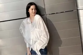 欧阳娜娜夏日穿搭：半透视衬衫性感又清新，迷彩工装裤帅气可人图片