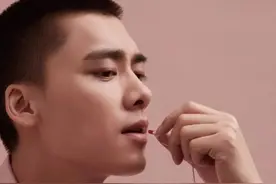 李易峰代言的一款小香唇吊坠，不仅颜值高还能旋转，简直爱极了图片