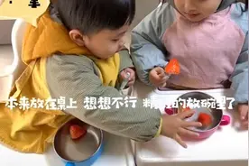 妈妈给龙凤胎姐弟分草莓，弟弟表现太暖心，网友笑称：在世孔融图片