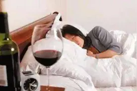 “睡前二两酒，活到九十九”，每天适量喝酒到底好不好？有实话了图片