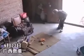 心酸！广西90岁太奶奶照顾留守儿童，用绳子绑在孩子身上防止乱跑图片