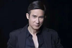 60岁李子雄曝近照，头发乌黑似小伙，与小23岁娇妻结婚十年仍幸福图片
