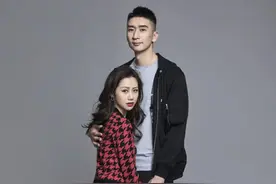 篮球场边的美女---你为的是哪位姑娘图片