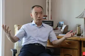 网红教授何家弘：入驻B站成普法新达人，曾出版小说、办演唱会、当国际足联委员，被赞“多才多艺的法学家”图片